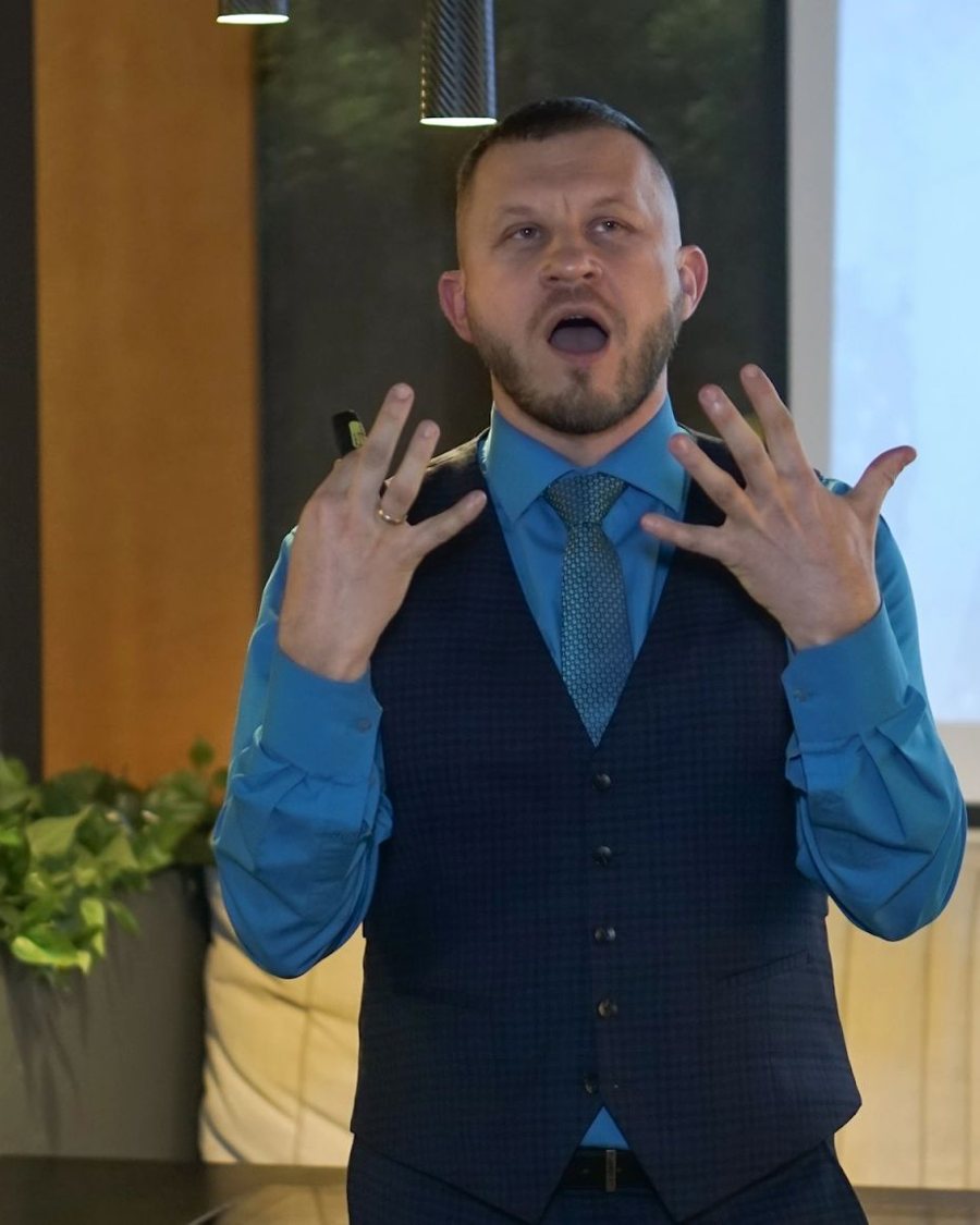 Спикер выступает на нетворкинге
